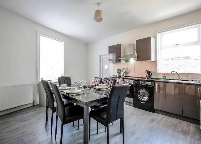 Big New House - 5bdr Near