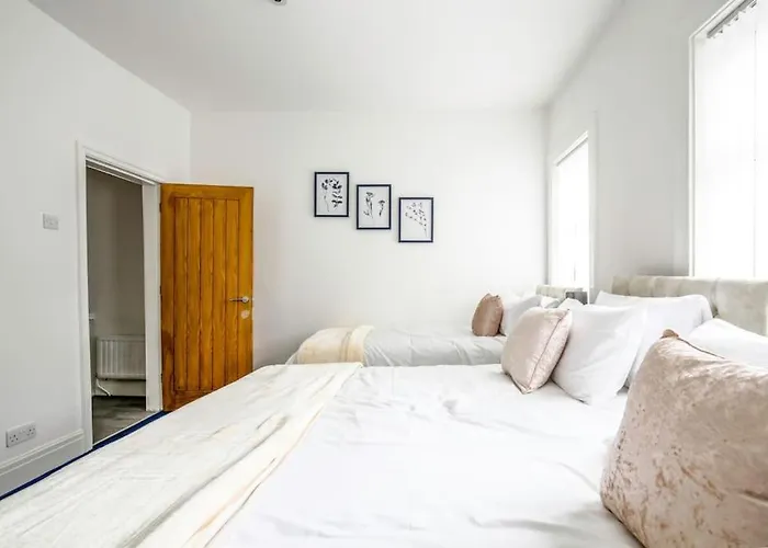 Big New House - 5bdr Near * Manchester