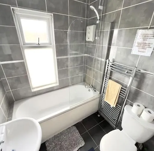 United View! Big House, Prime Location, Transport