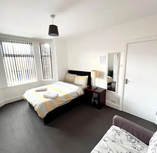 United View! Big House, Prime Location, Transport Manchester