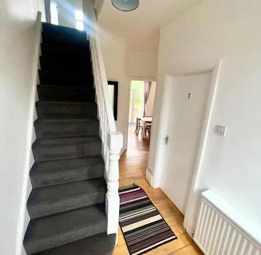 United View! Big House, Prime Location, Transport