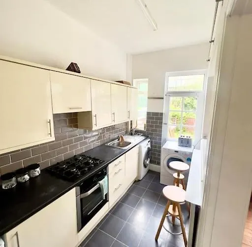 United View! Big House, Prime Location, Transport * Manchester