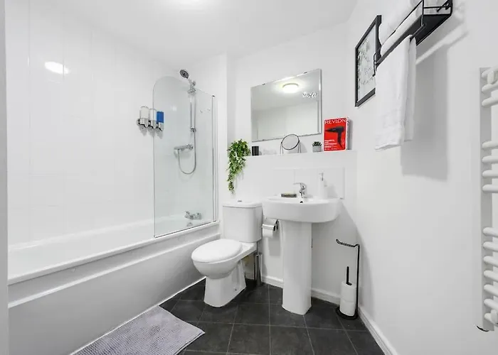 Cityfront Luxe Near Centre Facing Etihad & Coop Live, Free Parking Apartament *