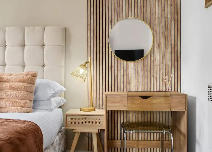 Cityfront Luxe Near Centre Facing Etihad & Coop Live, Free Parking 아파트