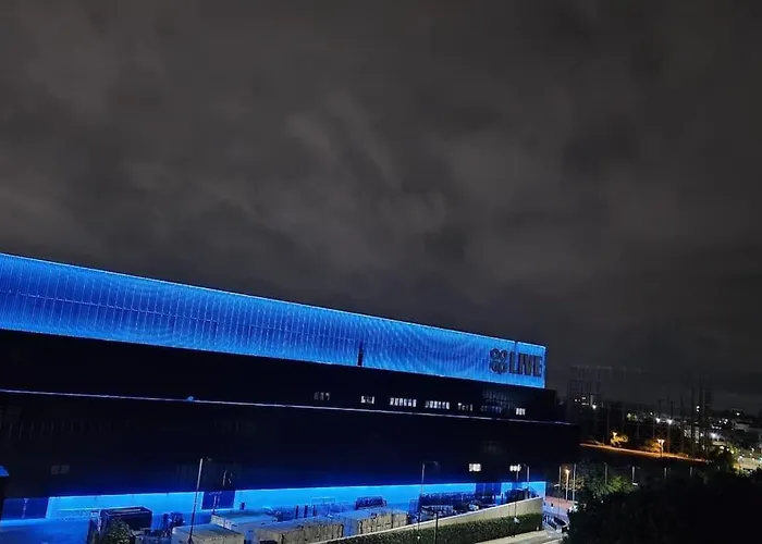 Cityfront Luxe Near Centre Facing Etihad & Coop Live, Free Parking *