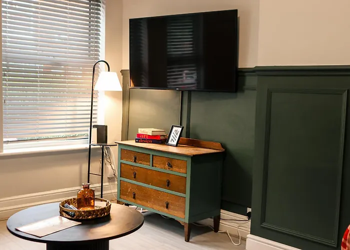 Spacious Stylish With Free Parking 10 Mins To Centre & Ao Arena Ideal For Groups & Long מנצ'סטר