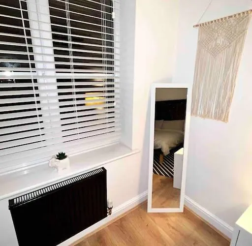 View Large 5br Town House Parking *