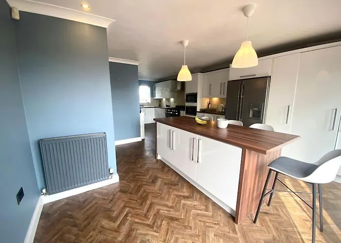 View Large 5br Town House Parking *