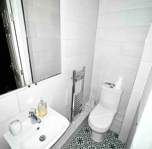 View Large 5br Town House Parking Manchester