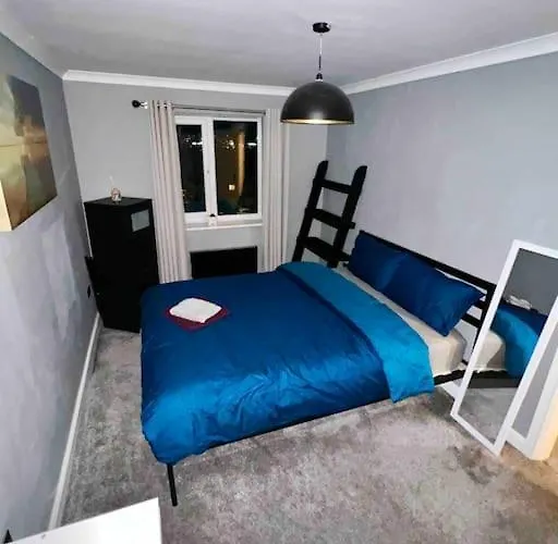 View Large 5br Town House Parking