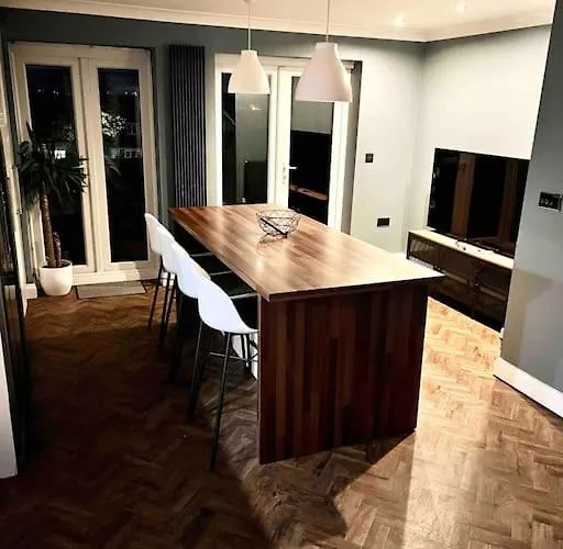 View Large 5br Town House Parking Manchester