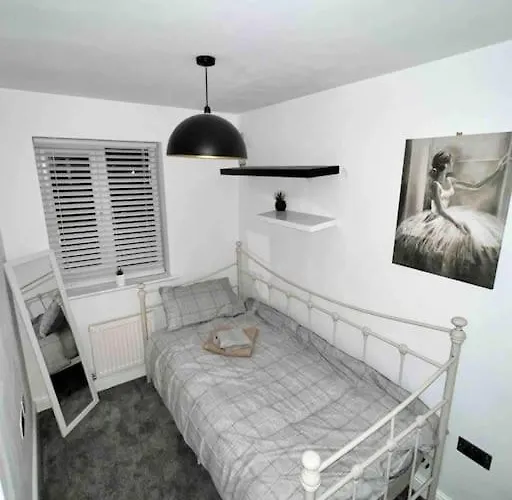 View Large 5br Town House Parking