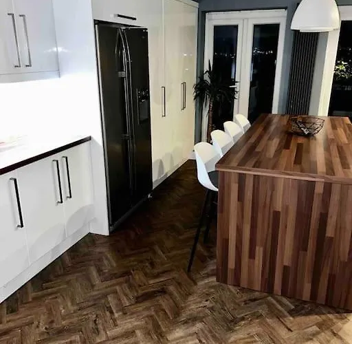 View Large 5br Town House Parking Prázdninový dům *