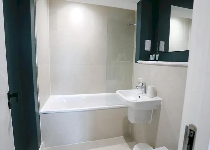 Trafford Duplex With Shop At Base - Pass The Keys Appartamento *