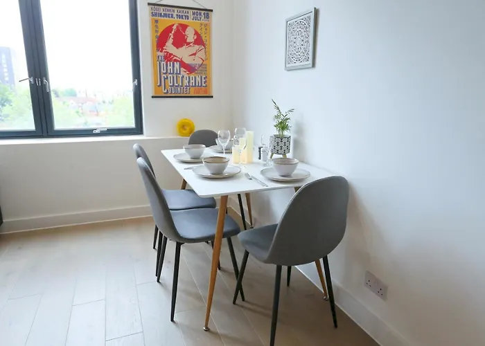 Daire Trafford Duplex - Pass The Keys *