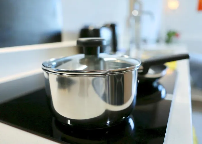 Trafford Duplex With Shop At Base - Pass The Keys *