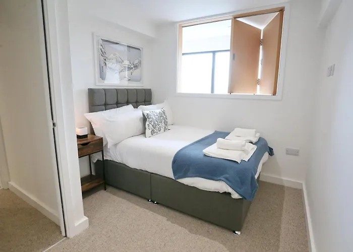 Trafford Duplex - Pass The Keys Apartment