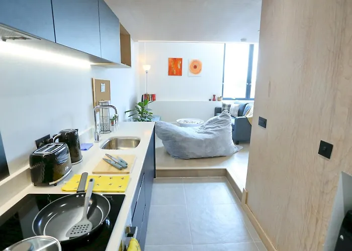 Trafford Duplex With Shop At Base - Pass The Keys * Manchester