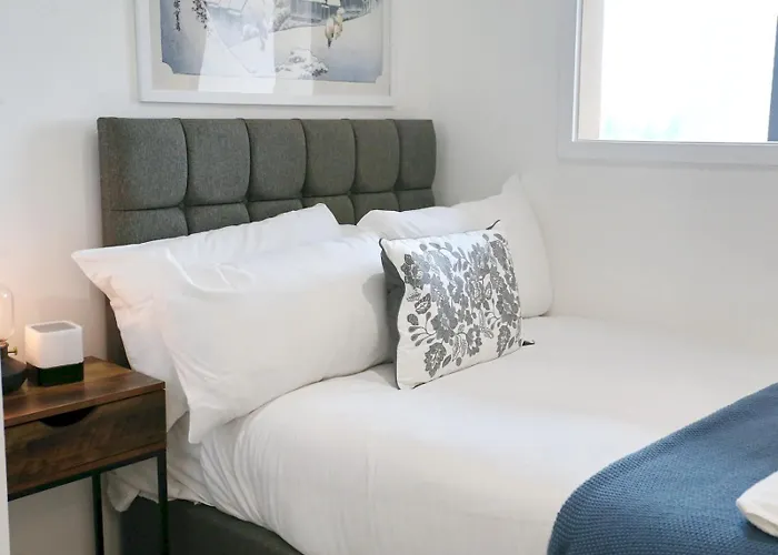 Daire Trafford Duplex - Pass The Keys