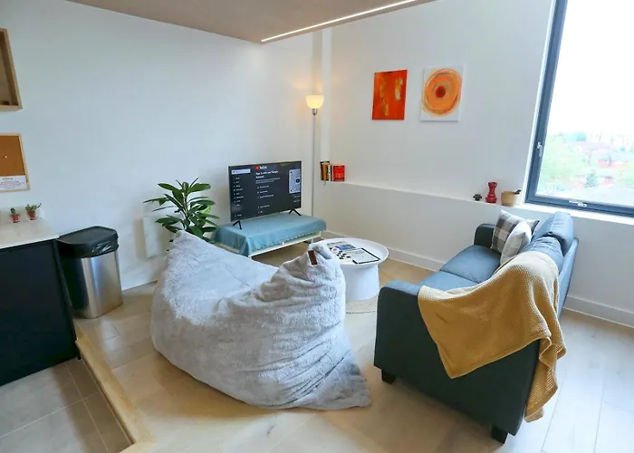 Trafford Duplex With Shop At Base - Pass The Keys Appartamento