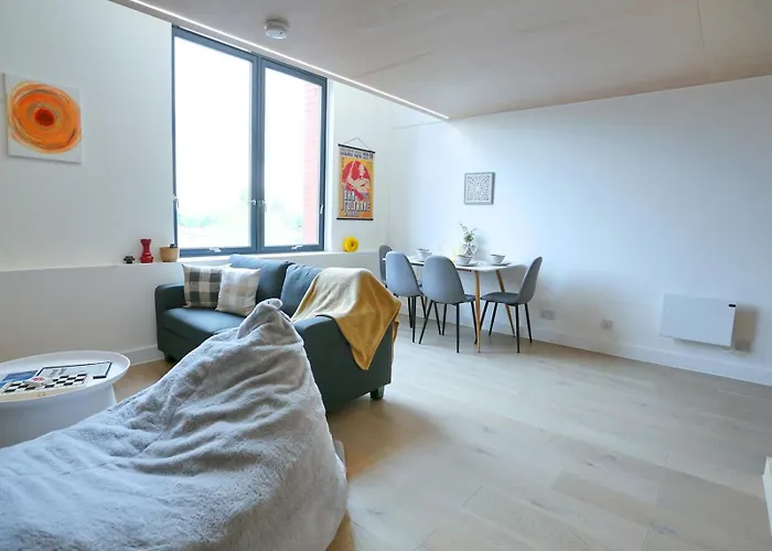 Trafford Duplex With Shop At Base - Pass The Keys *