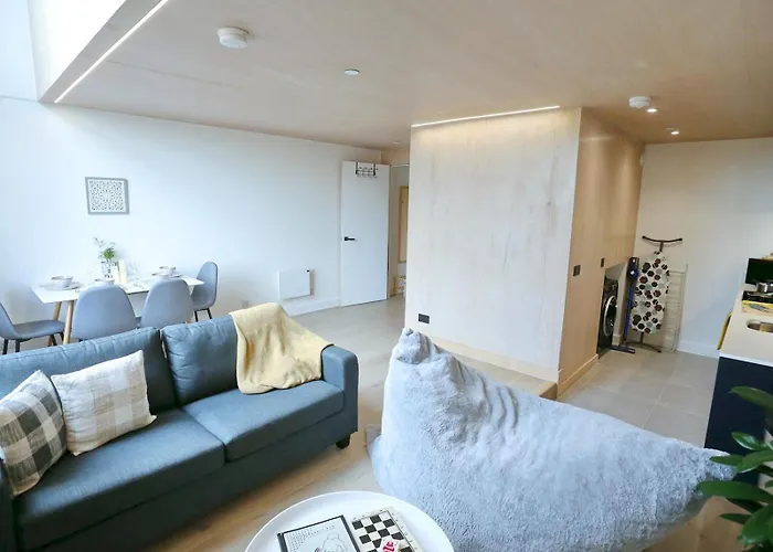 Trafford Duplex - Pass The Keys * 맨체스터