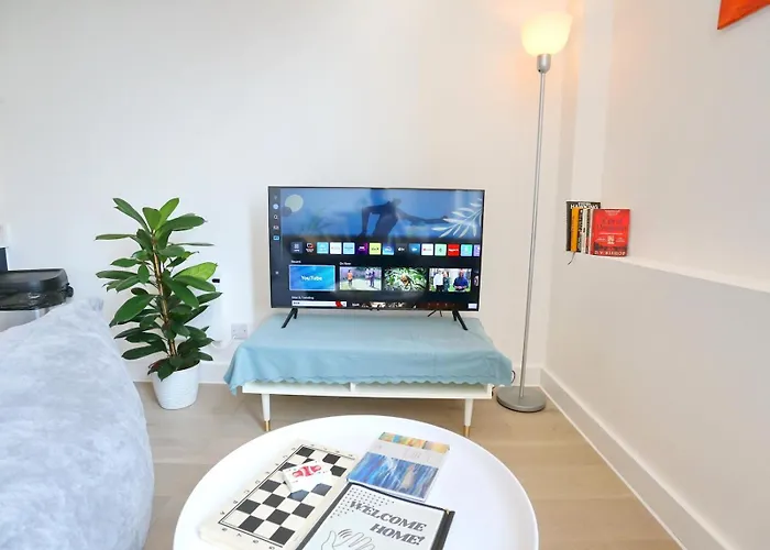 Trafford Duplex With Shop At Base - Pass The Keys