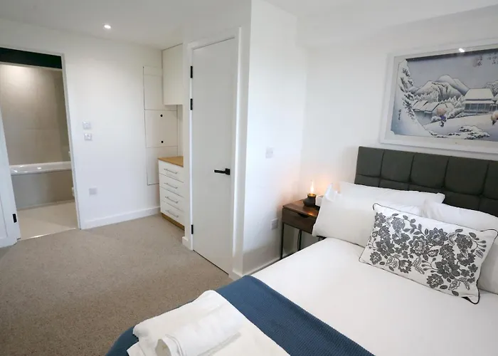 Daire Trafford Duplex - Pass The Keys *