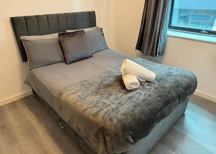 Spacious 2 Double Bedroom Near Centre, Salford *