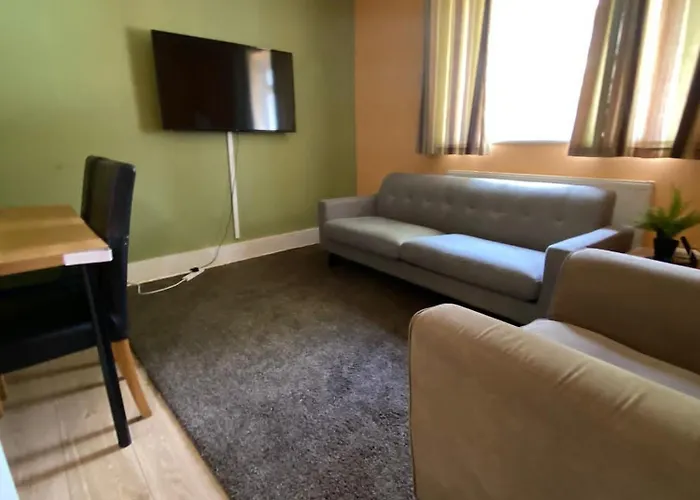 Bright Three Bedroom With Free Parking And Wifi 아파트