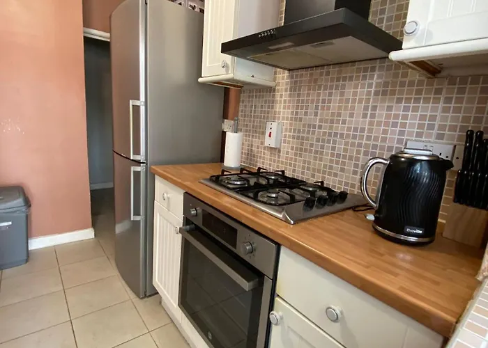 Bright Three Bedroom With Free Parking And Wifi Daire