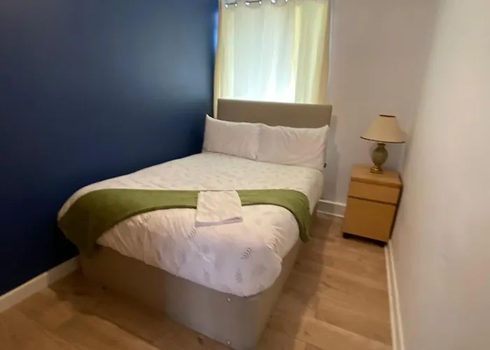 Bright Three Bedroom With Free Parking And Wifi 아파트 *