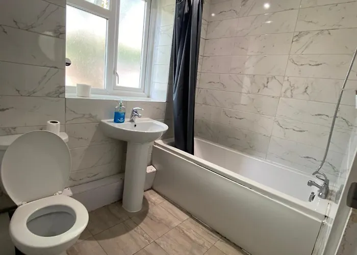 Bright Three Bedroom With Free Parking And Wifi * 맨체스터