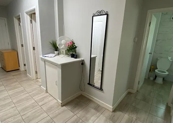 Bright Three Bedroom With Free Parking And Wifi