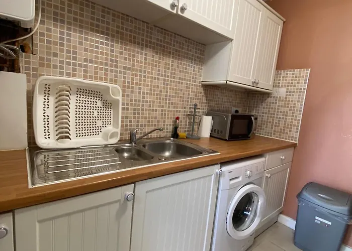 Bright Three Bedroom With Free Parking And Wifi 아파트 *