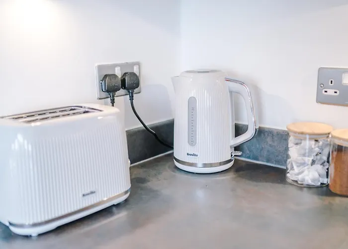 Stunning House In For Business & Leisure - Wi-fi & Parking By Purestay Serviced Villa