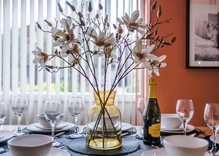 Stunning House In For Business & Leisure - Wi-fi & Parking By Purestay Serviced Villa *