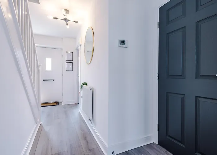 Stunning House In For Business & Leisure - Wi-fi & Parking By Purestay Serviced *