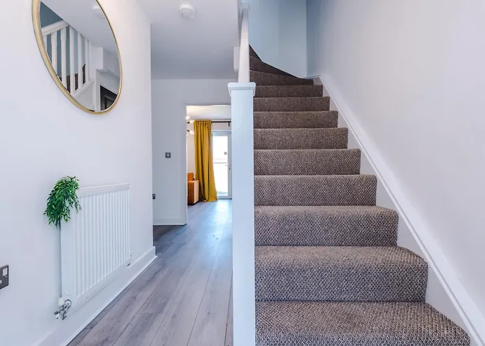 Stunning House In For Business & Leisure - Wi-fi & Parking By Purestay Serviced 맨체스터