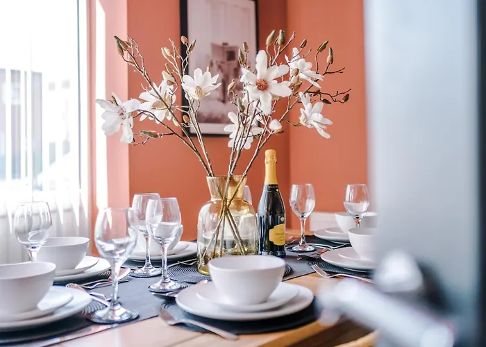 Stunning House In For Business & Leisure - Wi-fi & Parking By Purestay Serviced Villa *