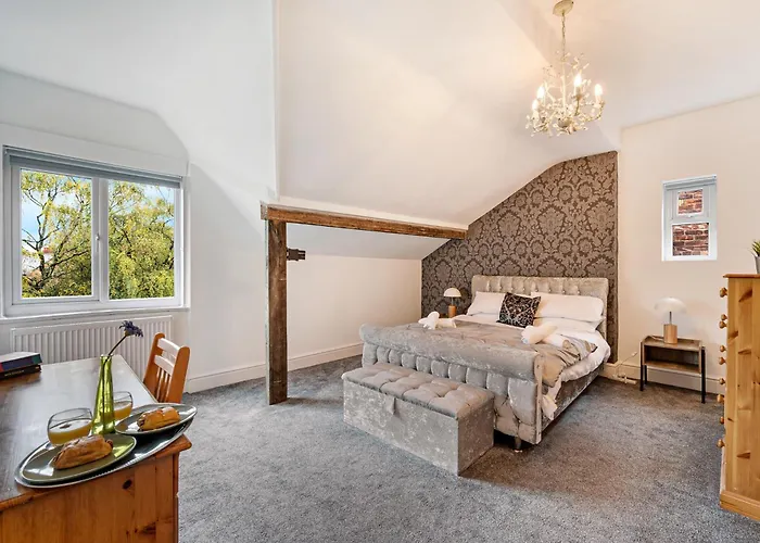 Spacious Near United Stadium - Pass The Keys Casa vacanze *