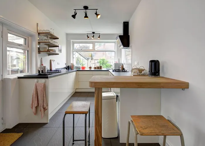 Stylish Family In Old Trafford, - Pass The Keys *