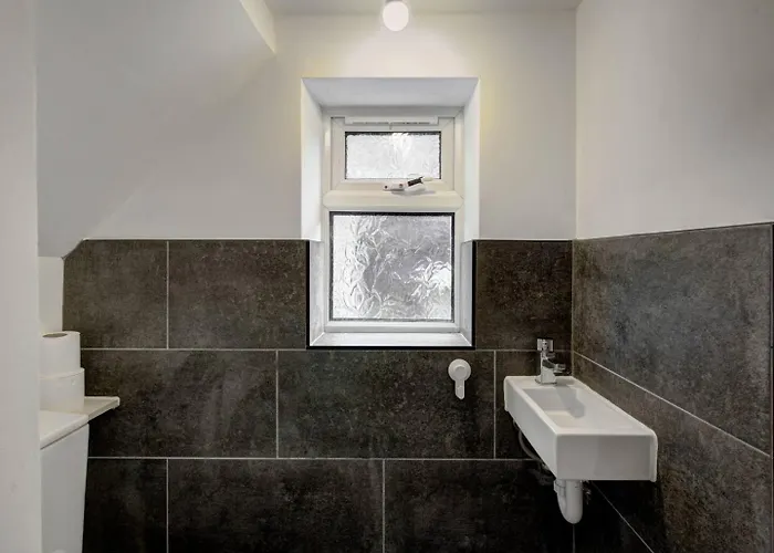 Stylish Family In Old Trafford, - Pass The Keys * 맨체스터