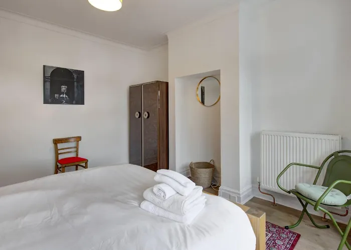 Stylish Family In Old Trafford, - Pass The Keys *