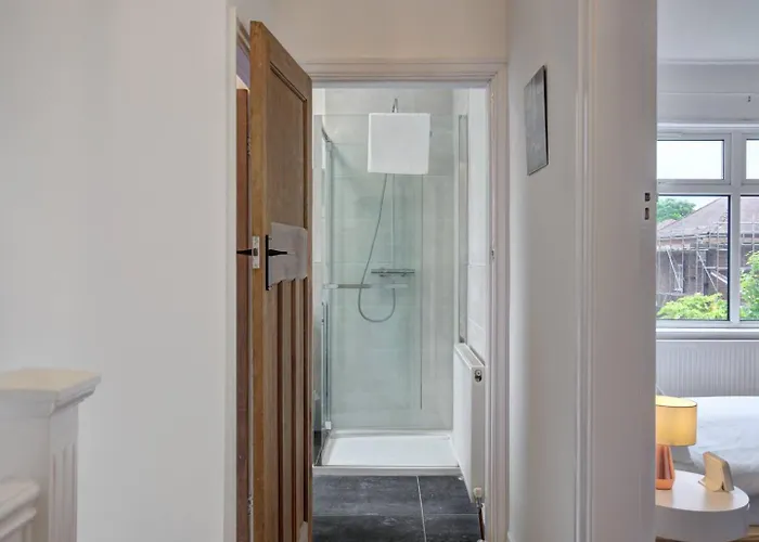 Stylish Family In Old Trafford, - Pass The Keys 맨체스터