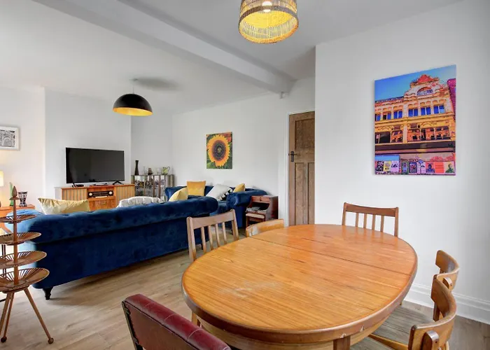 Stylish Family In Old Trafford, - Pass The Keys 맨체스터