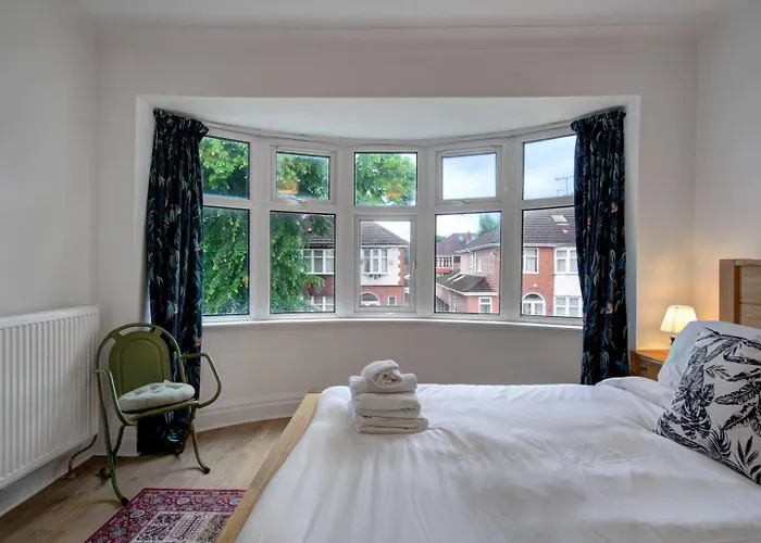 Stylish Family In Old Trafford, - Pass The Keys *