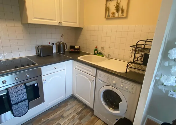 Lovely 2 Dbl Bed Near Heaton Park And North Hospital With Parking