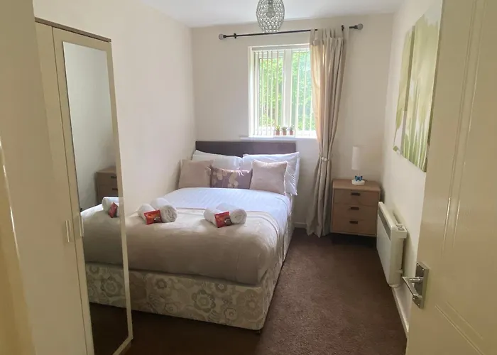 Lovely 2 Dbl Bed Near Heaton Park And North Hospital With Parking
