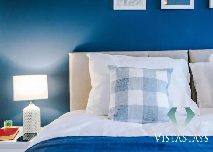 펜션 3bdr House By Vista Short Lets & Serviced With Pool Table And Driveway Parking 맨체스터